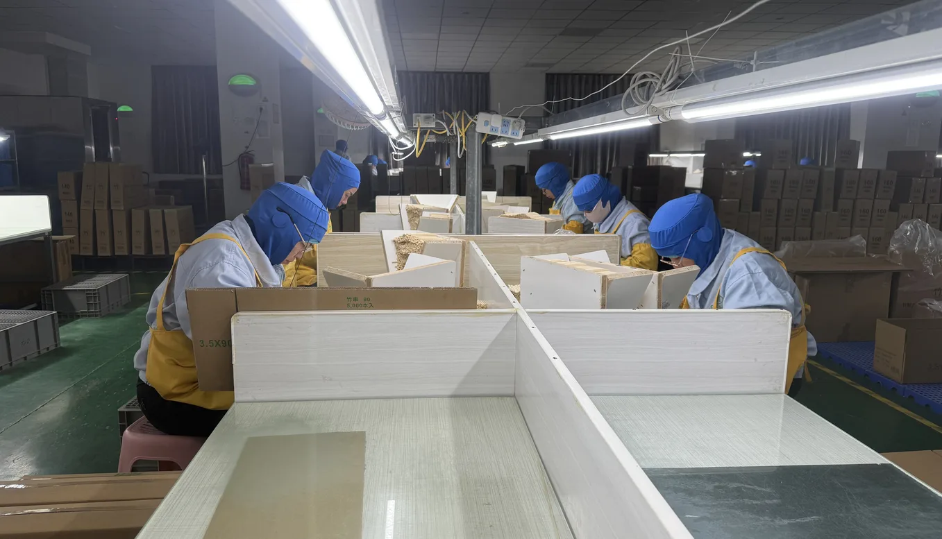 武夷山正華工場で検品作業を行うスタッフ